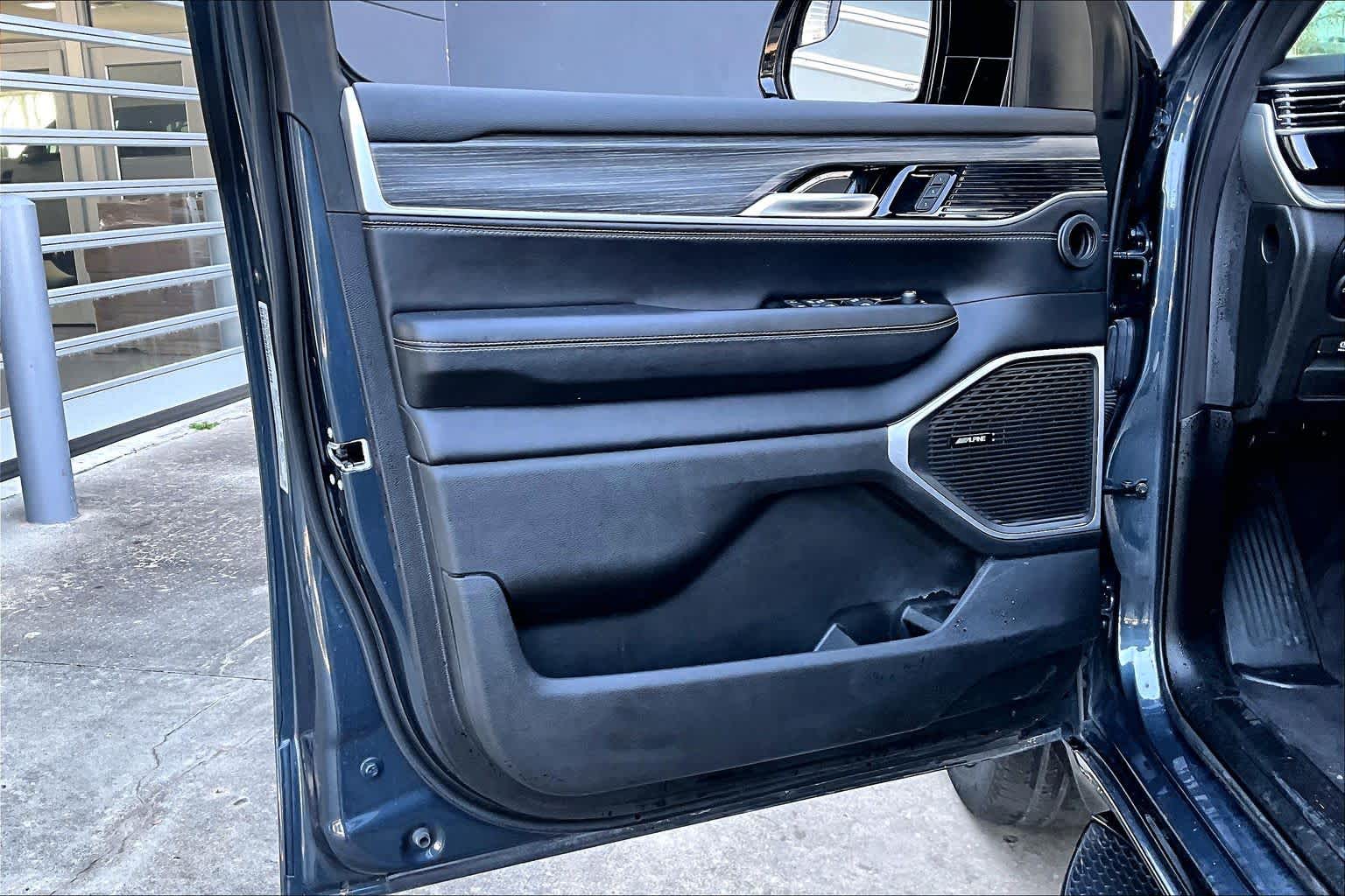 2023 Jeep Wagoneer Series II River Rock at HGreg Houston