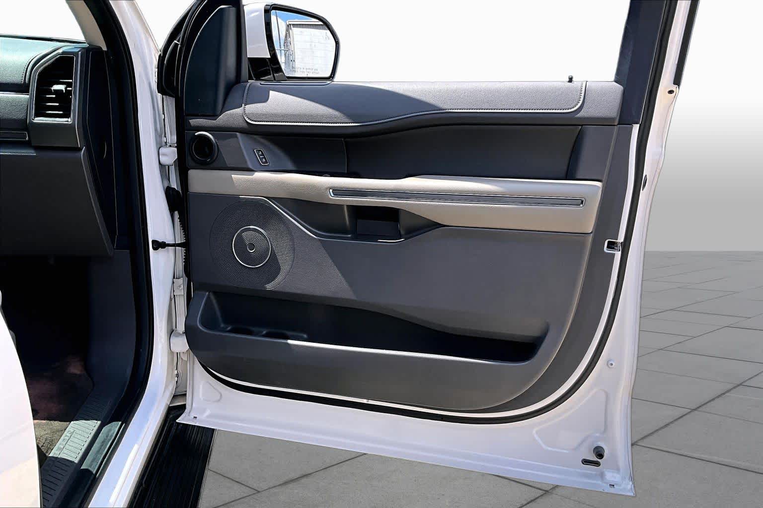 2018 Ford Expedition XLT White Platinum Metallic Tri-Coat at HGreg Houston