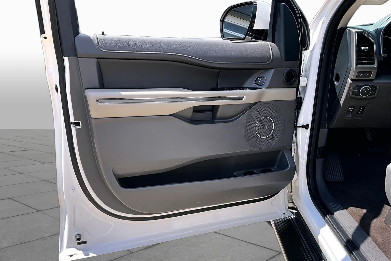 2018 Ford Expedition XLT White Platinum Metallic Tri-Coat at HGreg Houston