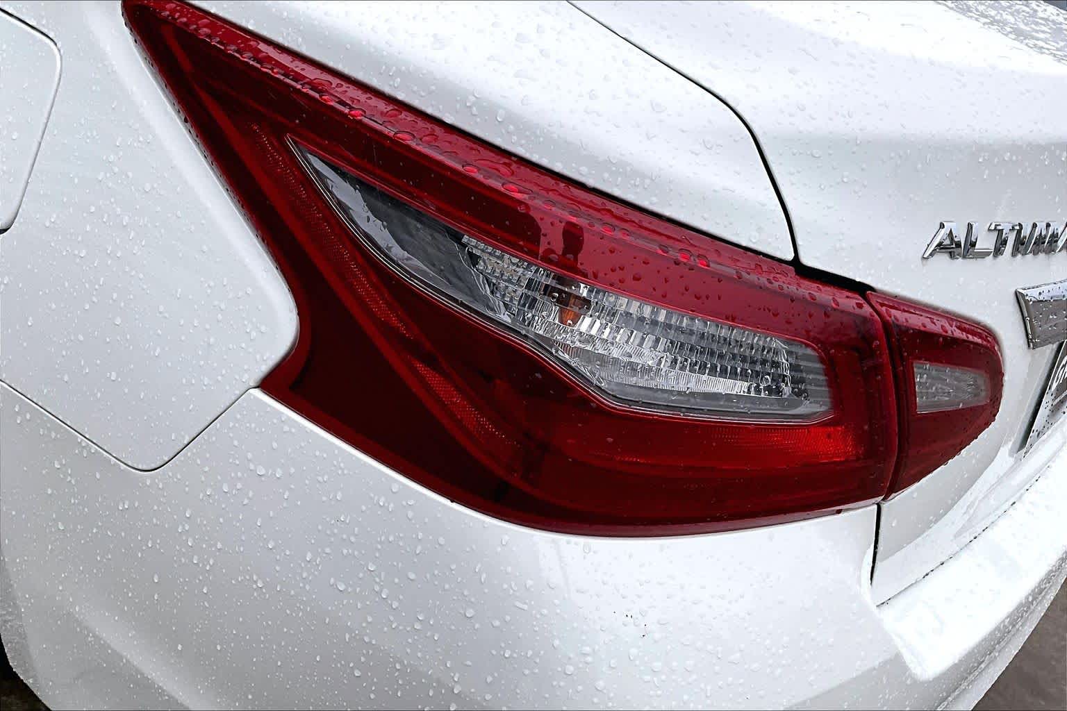 2018 Nissan Altima 2.5 SV Glacier White at HGreg Houston