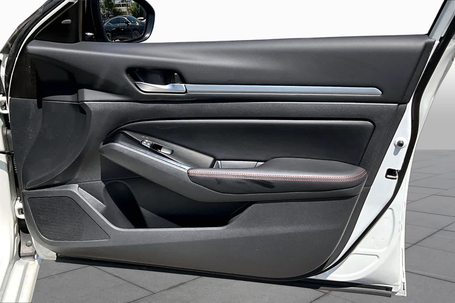 2024 Nissan Altima 2.5 SR Pearl White Tricoat at AutoNation USA Houston