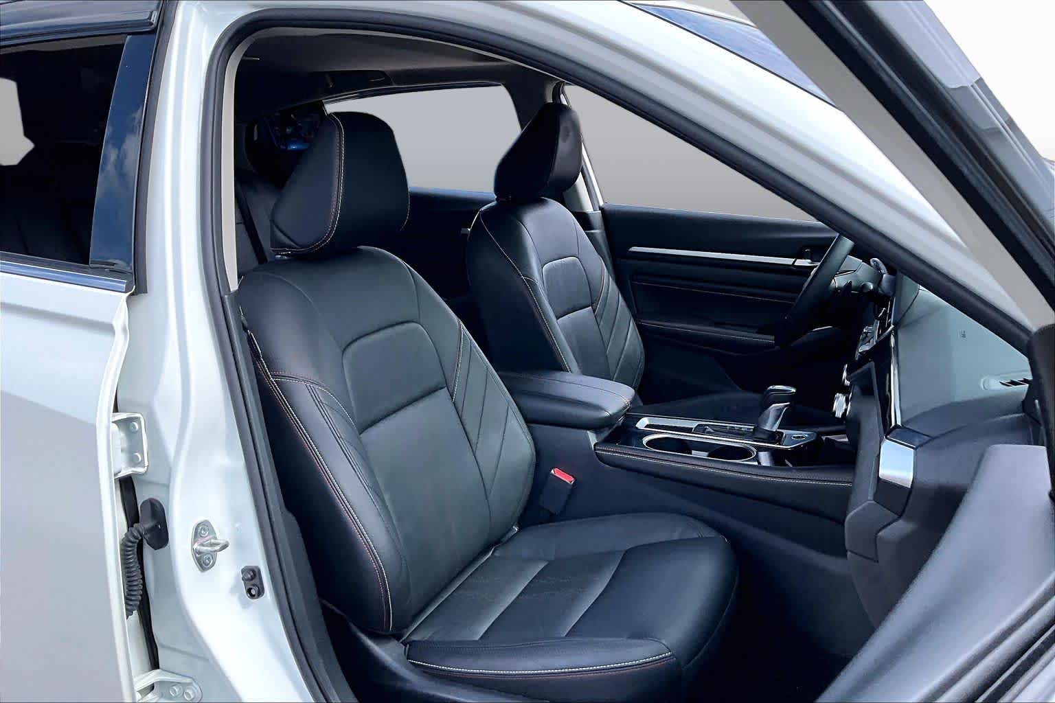 2023 Nissan Altima 2.5 SR Pearl White Tricoat at Davis Chevrolet