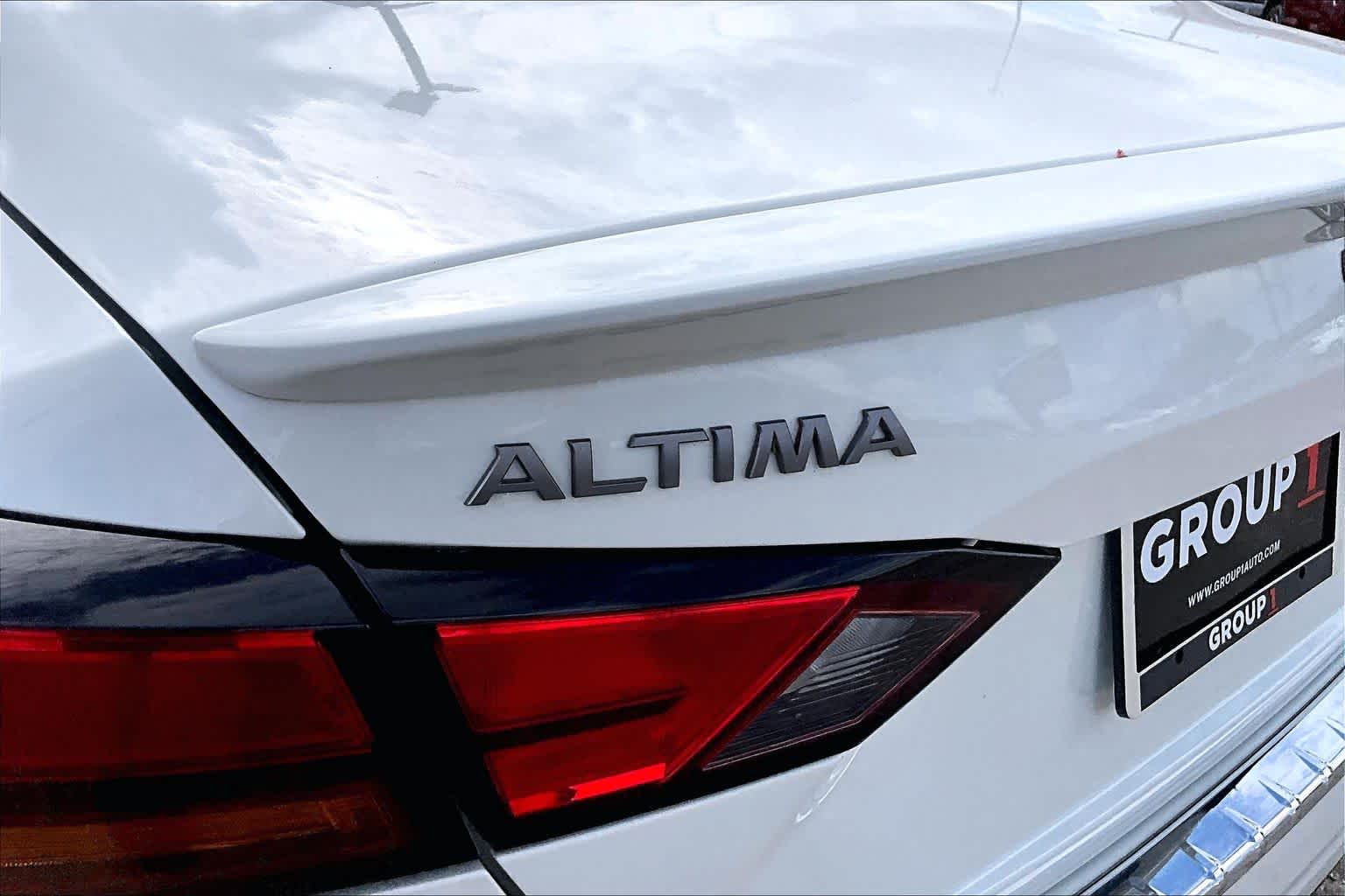 2023 Nissan Altima 2.5 SR Pearl White Tricoat at Davis Chevrolet