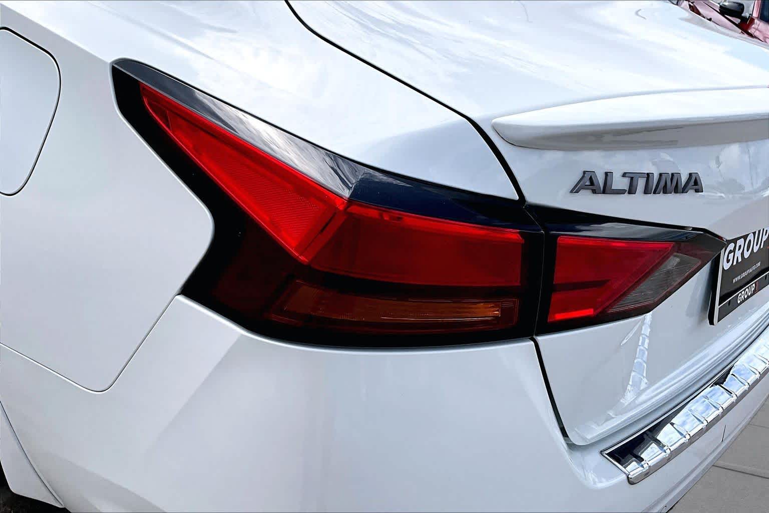 2023 Nissan Altima 2.5 SR Pearl White Tricoat at Davis Chevrolet