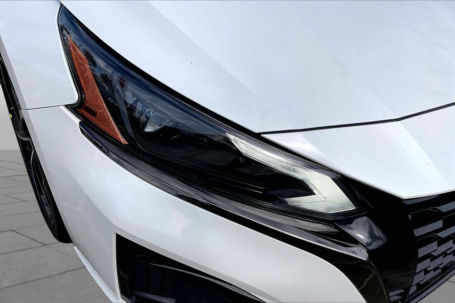 2023 Nissan Altima 2.5 SR Pearl White Tricoat at Davis Chevrolet