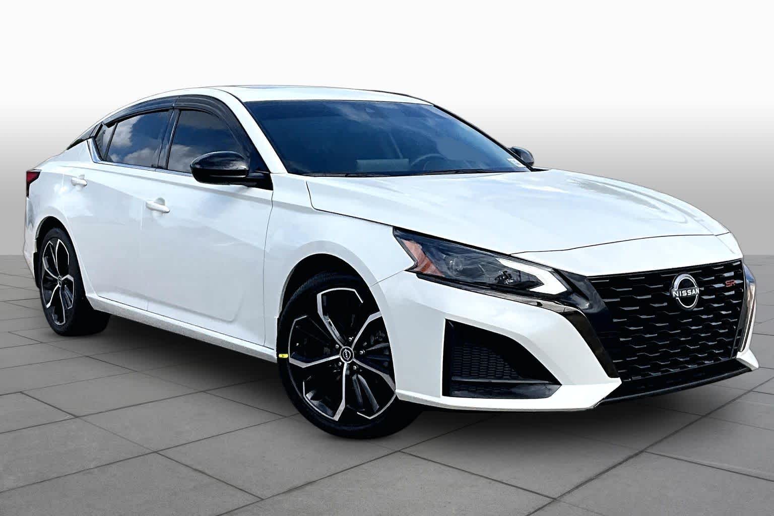 2023 Nissan Altima 2.5 SR Pearl White Tricoat at Davis Chevrolet