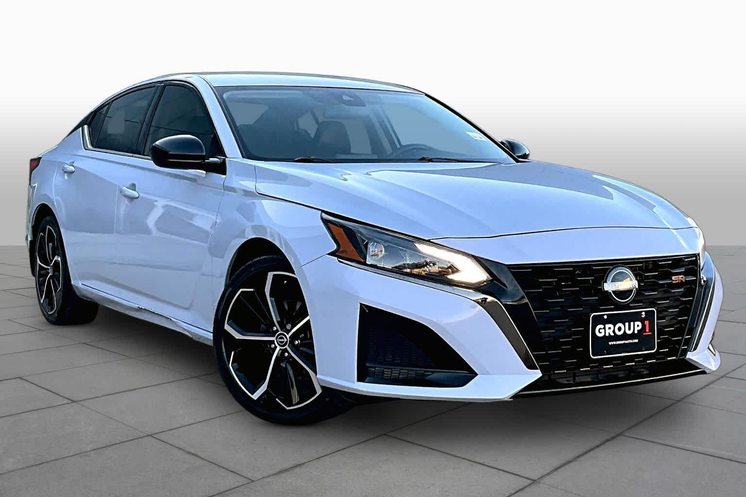 2024 Nissan Altima photo 3 of 32