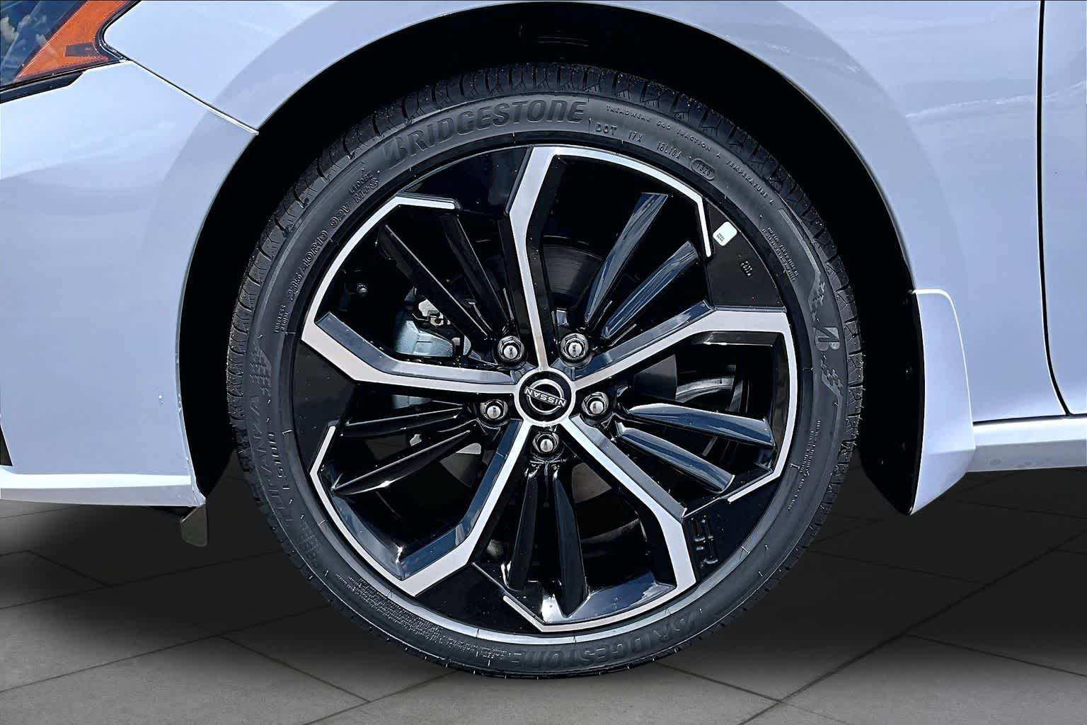 2026 Nissan Altima SR Gray Sky Pearl/Super Black at Sterling McCall Nissan