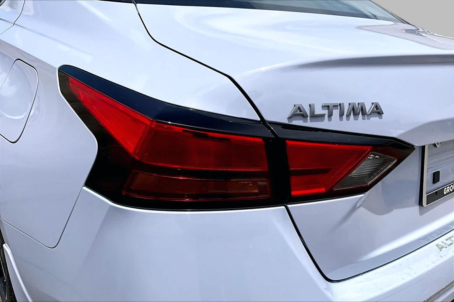 2026 Nissan Altima SR Gray Sky Pearl/Super Black at Sterling McCall Nissan