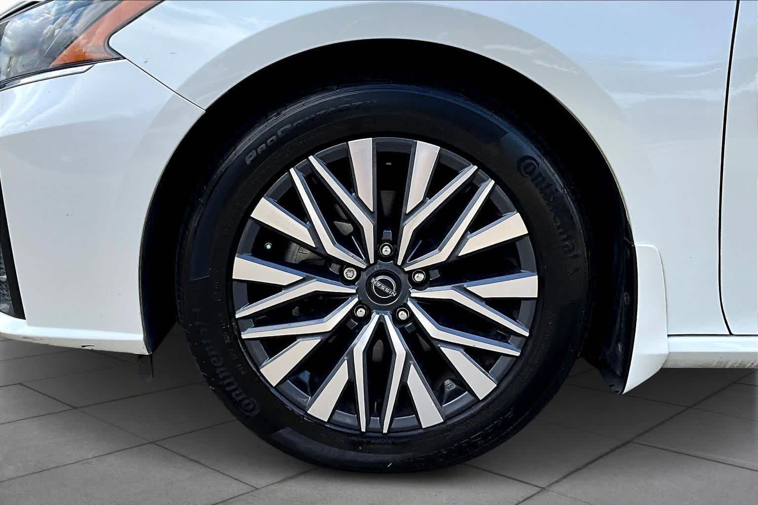 2023 Nissan Altima 2.5 SV Pearl White Tricoat at Friendly Ford Crosby