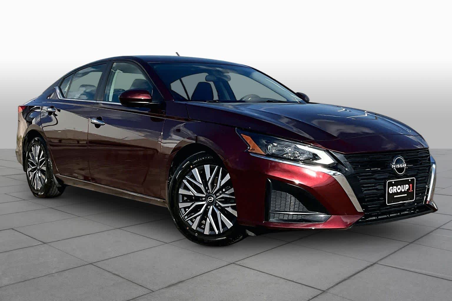 2023 Nissan Altima photo 3 of 37
