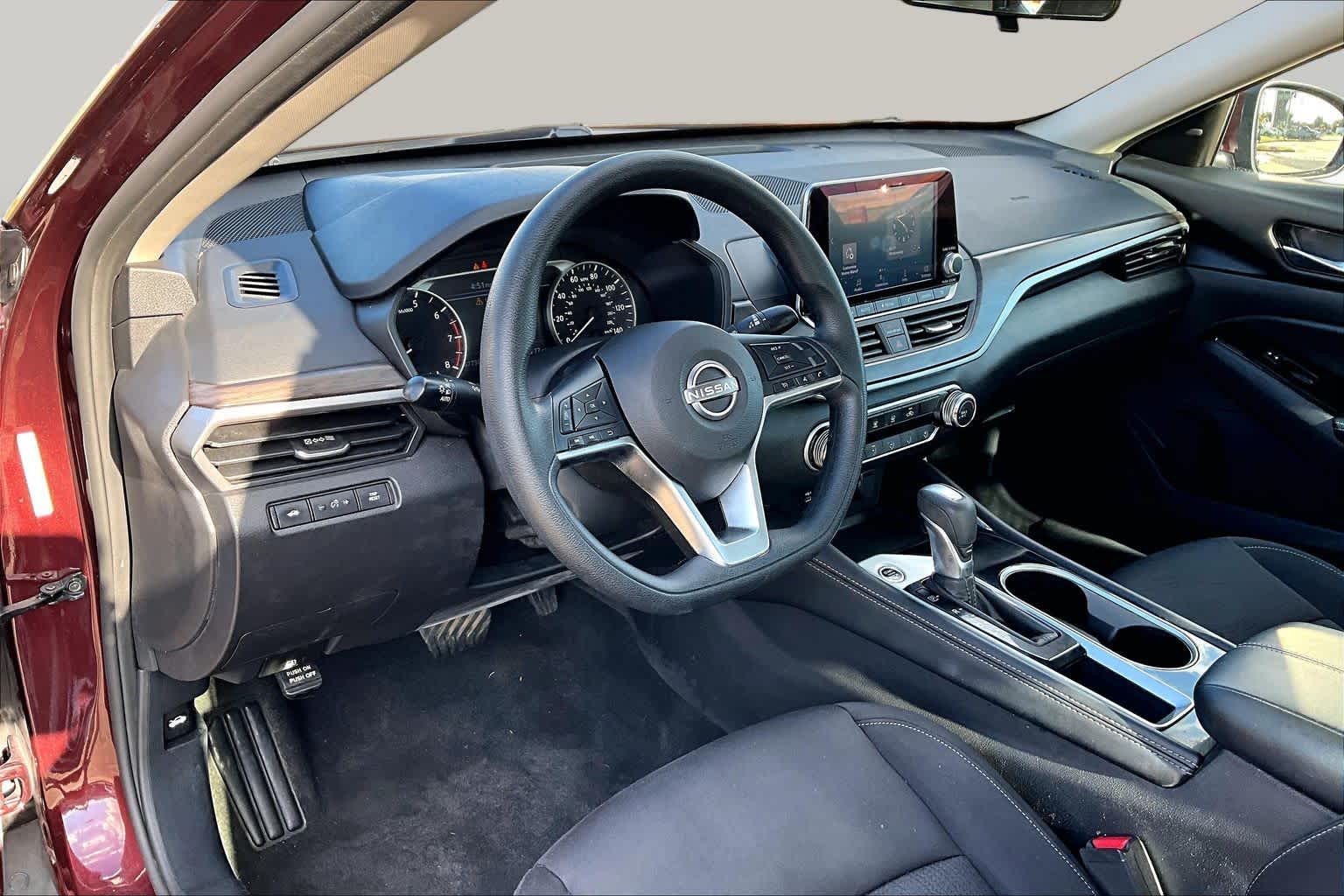 2023 Nissan Altima photo 18 of 37