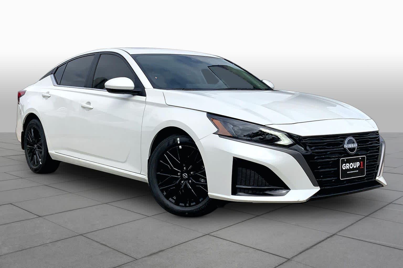 2026 Nissan Altima photo 2 of 21