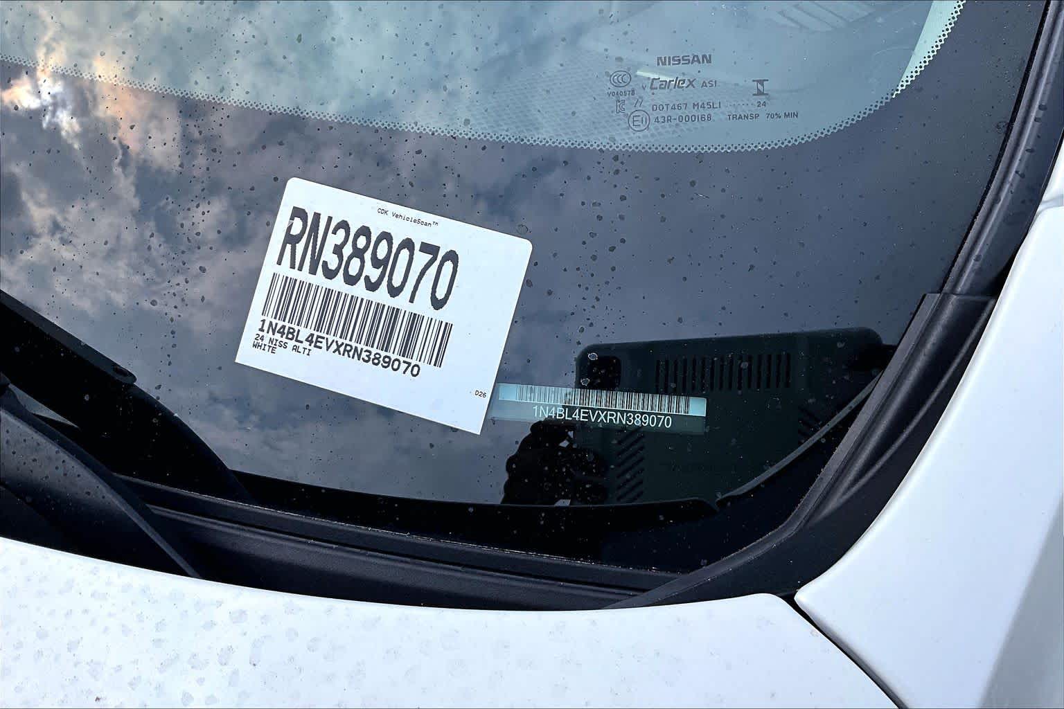 2024 Nissan Altima 2.5 SL Pearl White Tricoat at Sterling McCall Nissan