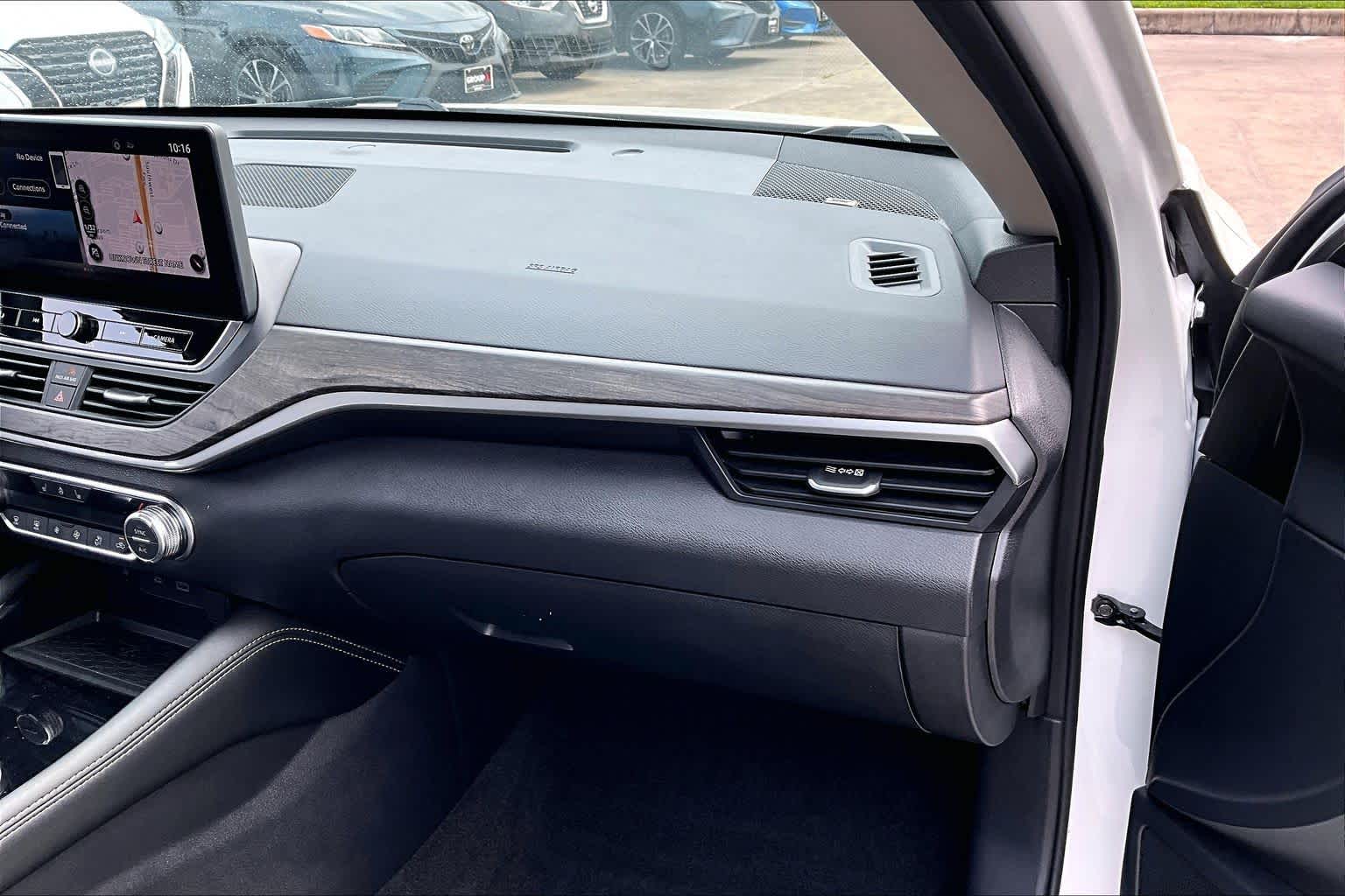 2024 Nissan Altima 2.5 SL Pearl White Tricoat at Sterling McCall Nissan