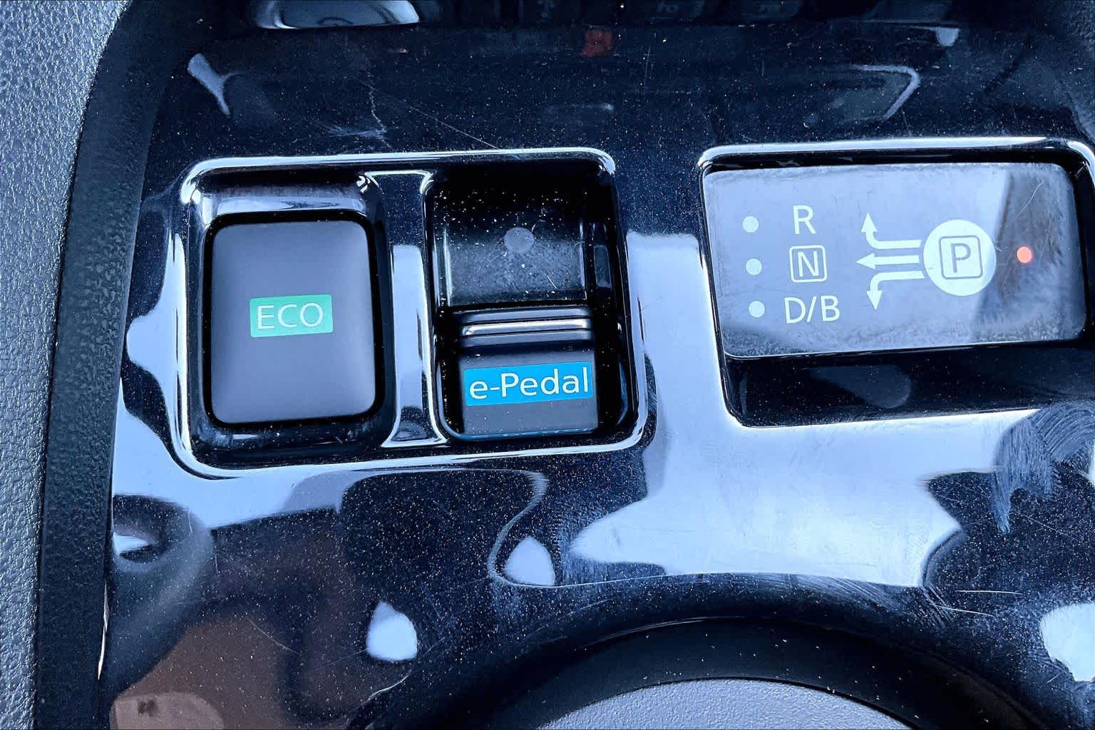 2024 Nissan LEAF photo 32 of 33