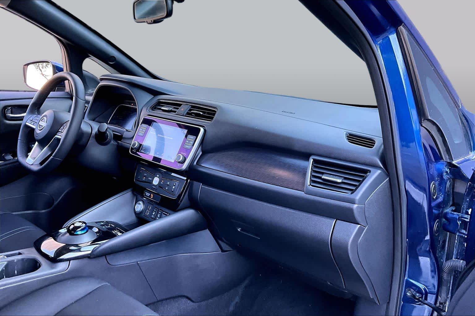 2024 Nissan LEAF photo 17 of 33