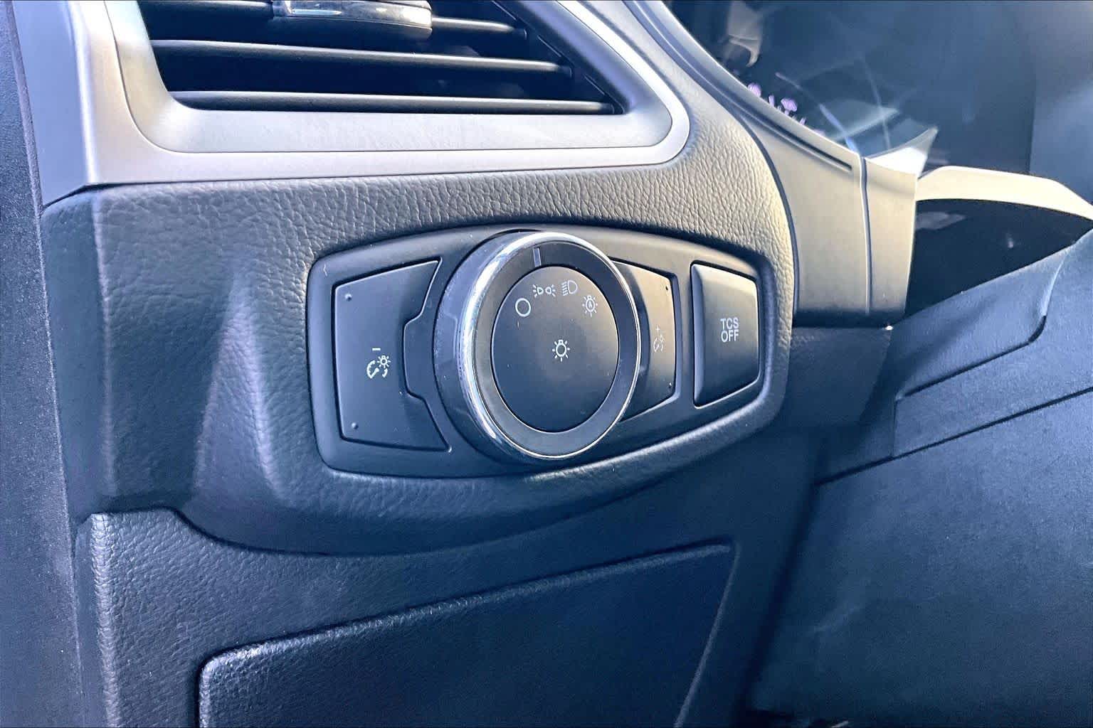 2022 Ford Edge SE Iconic Silver Metallic at Tomball Ford