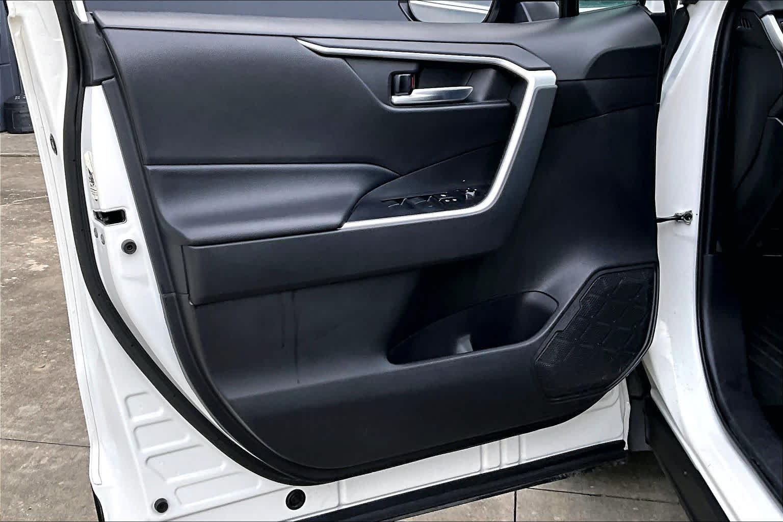 2021 Toyota RAV4 XLE Super White at AutoNation USA Houston