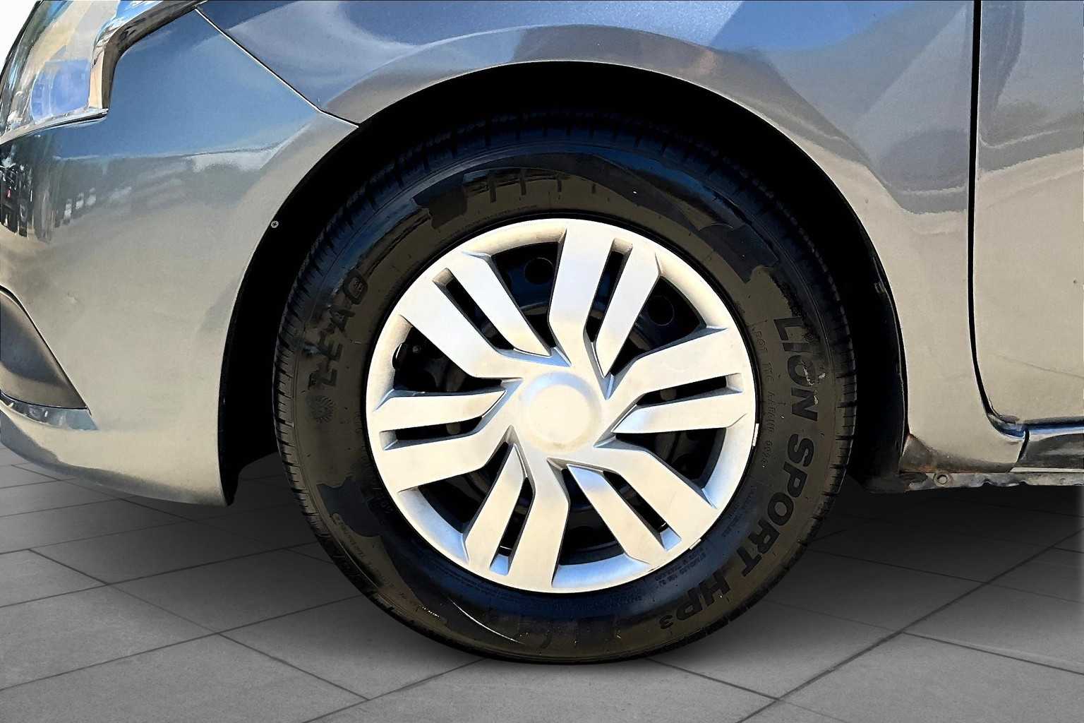 2019 Nissan Versa SV - 8