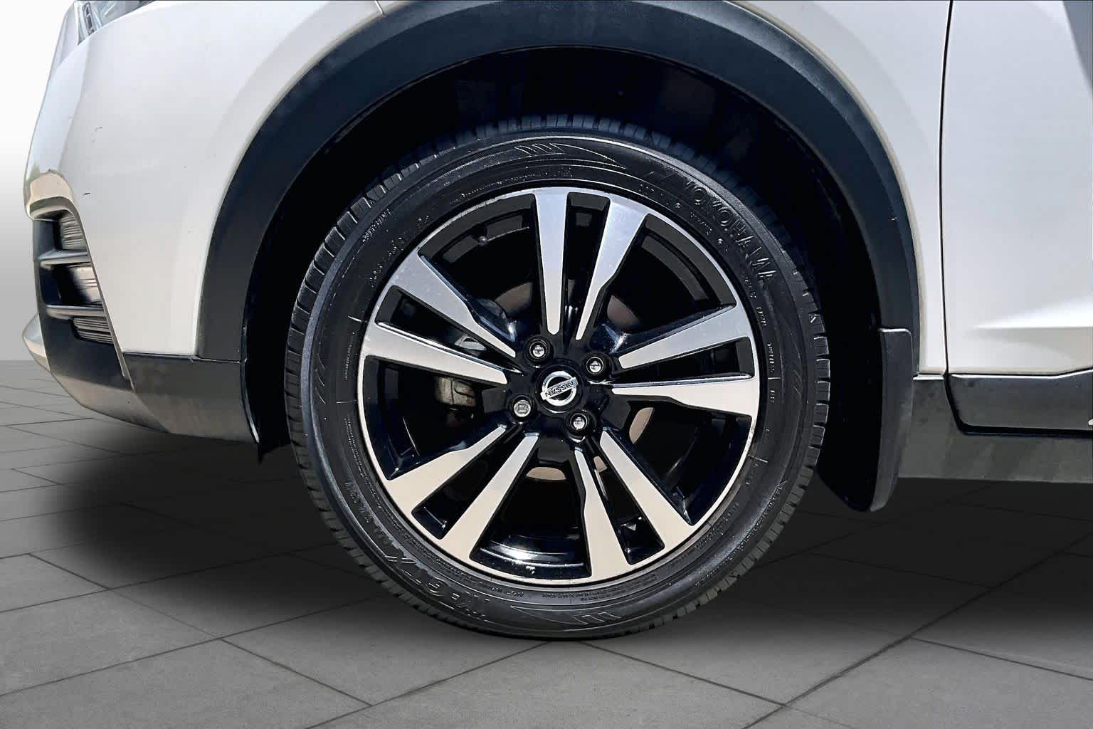 2019 Nissan Kicks SR Aspen White Tricoat at Sterling McCall Nissan