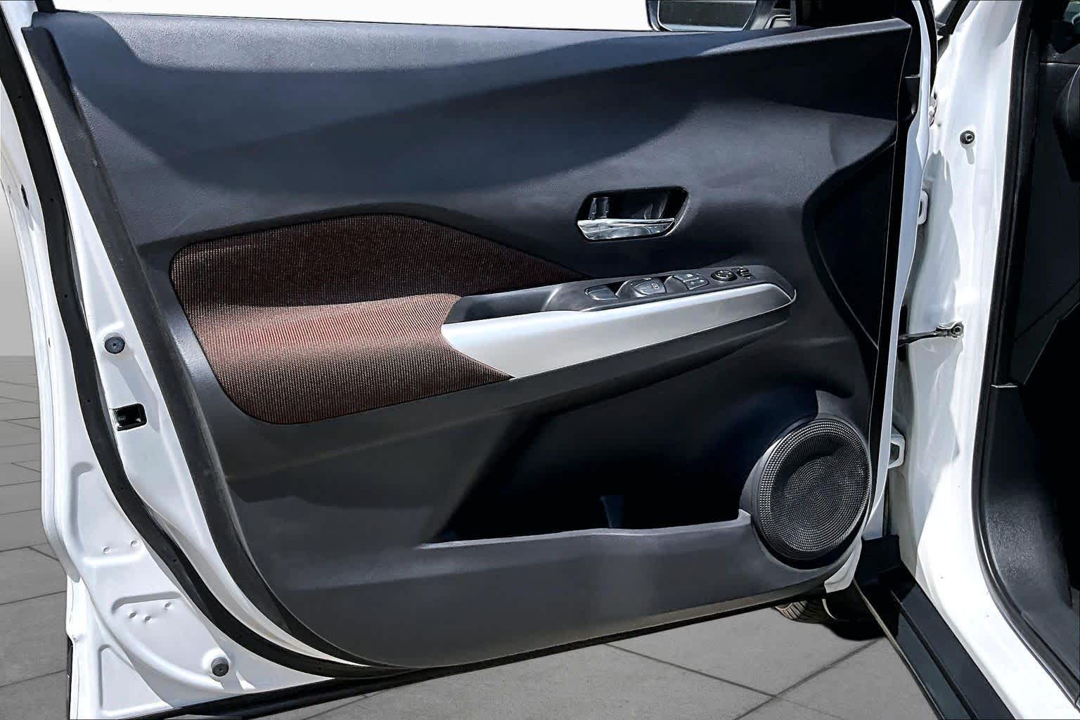 2019 Nissan Kicks SR Aspen White Tricoat at Sterling McCall Nissan