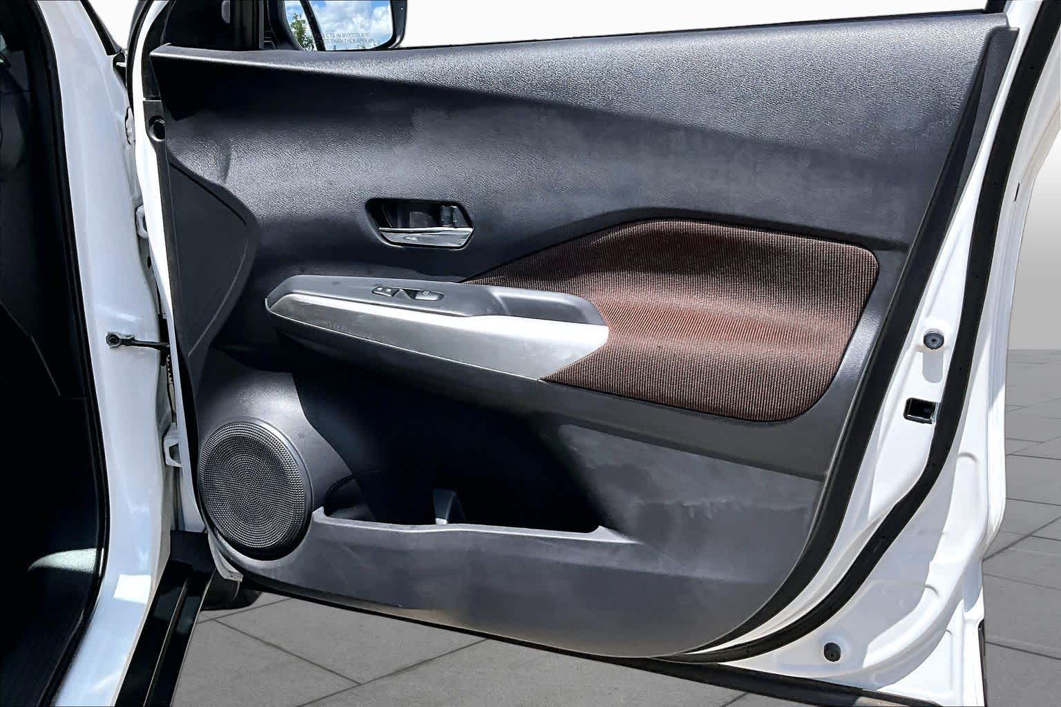 2019 Nissan Kicks SR Aspen White Tricoat at Sterling McCall Nissan