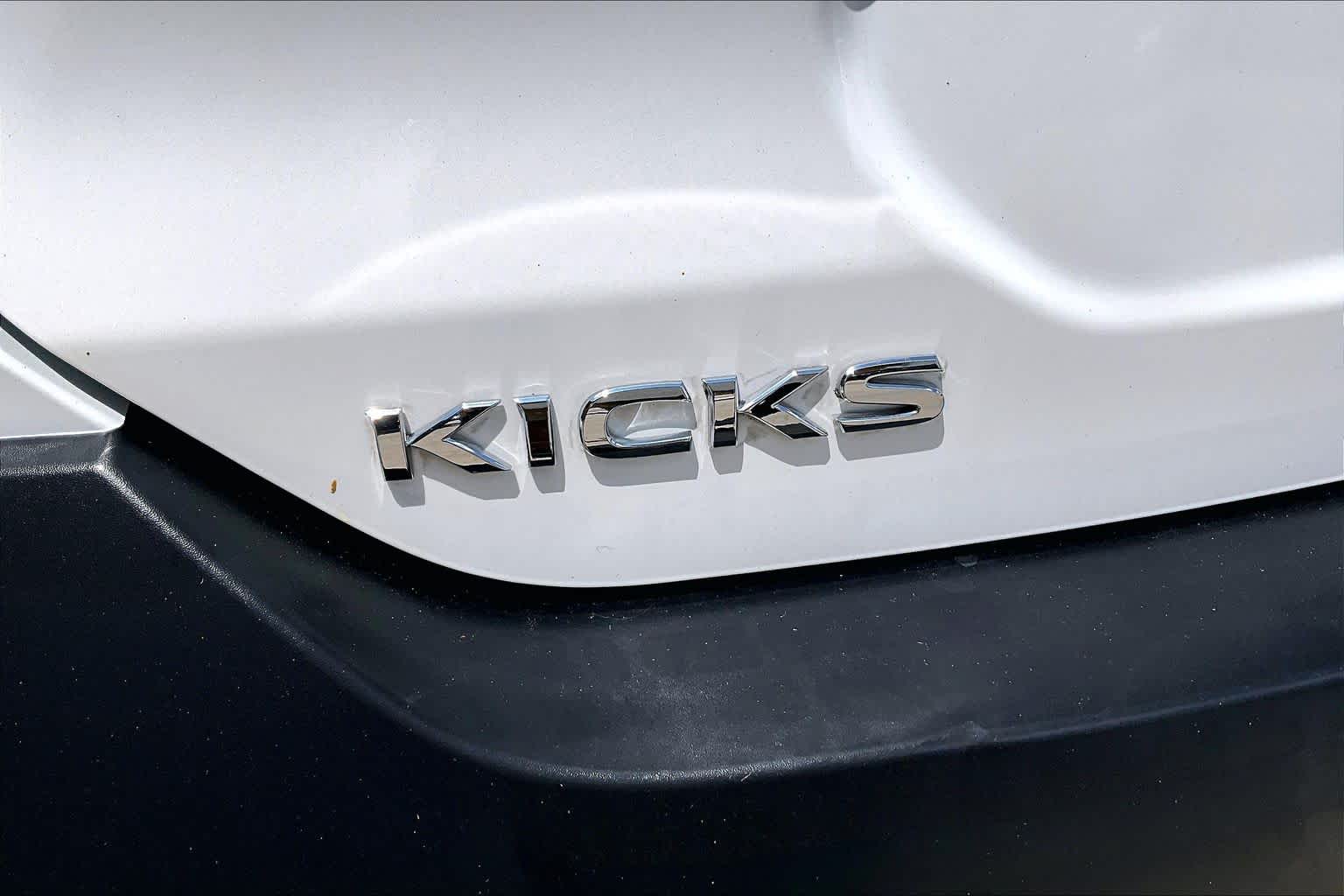 2019 Nissan Kicks SR Aspen White Tricoat at Sterling McCall Nissan