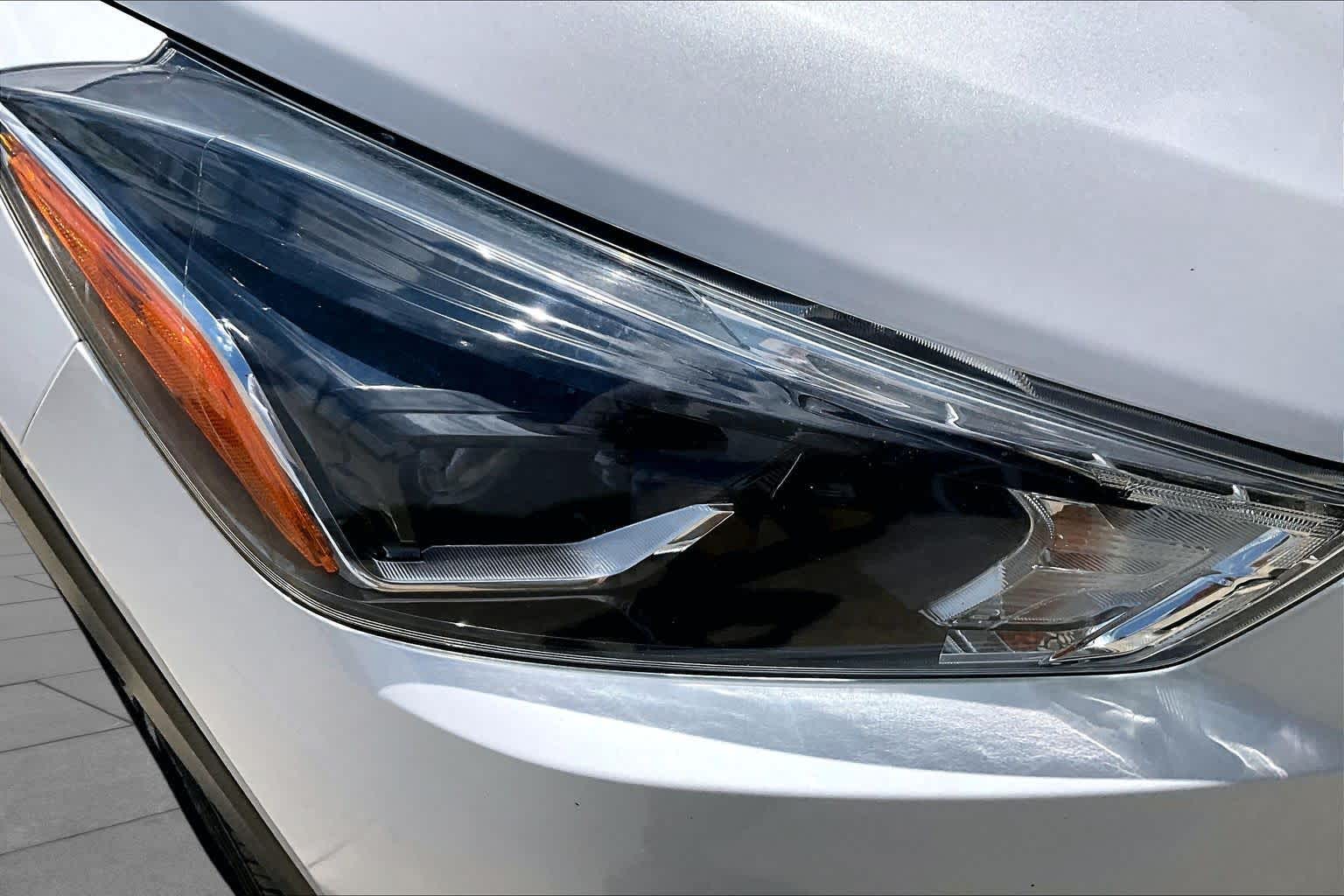 2019 Nissan Kicks SR Aspen White Tricoat at Sterling McCall Nissan