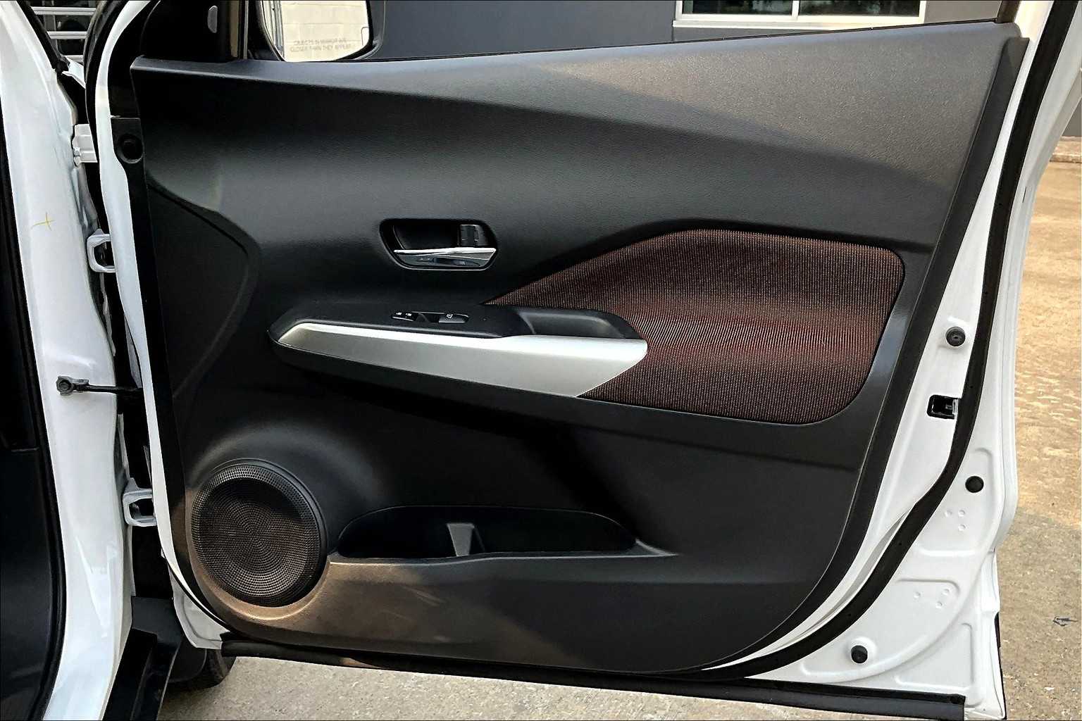 2020 Nissan Kicks SR Aspen White/Super Black at HGreg Houston