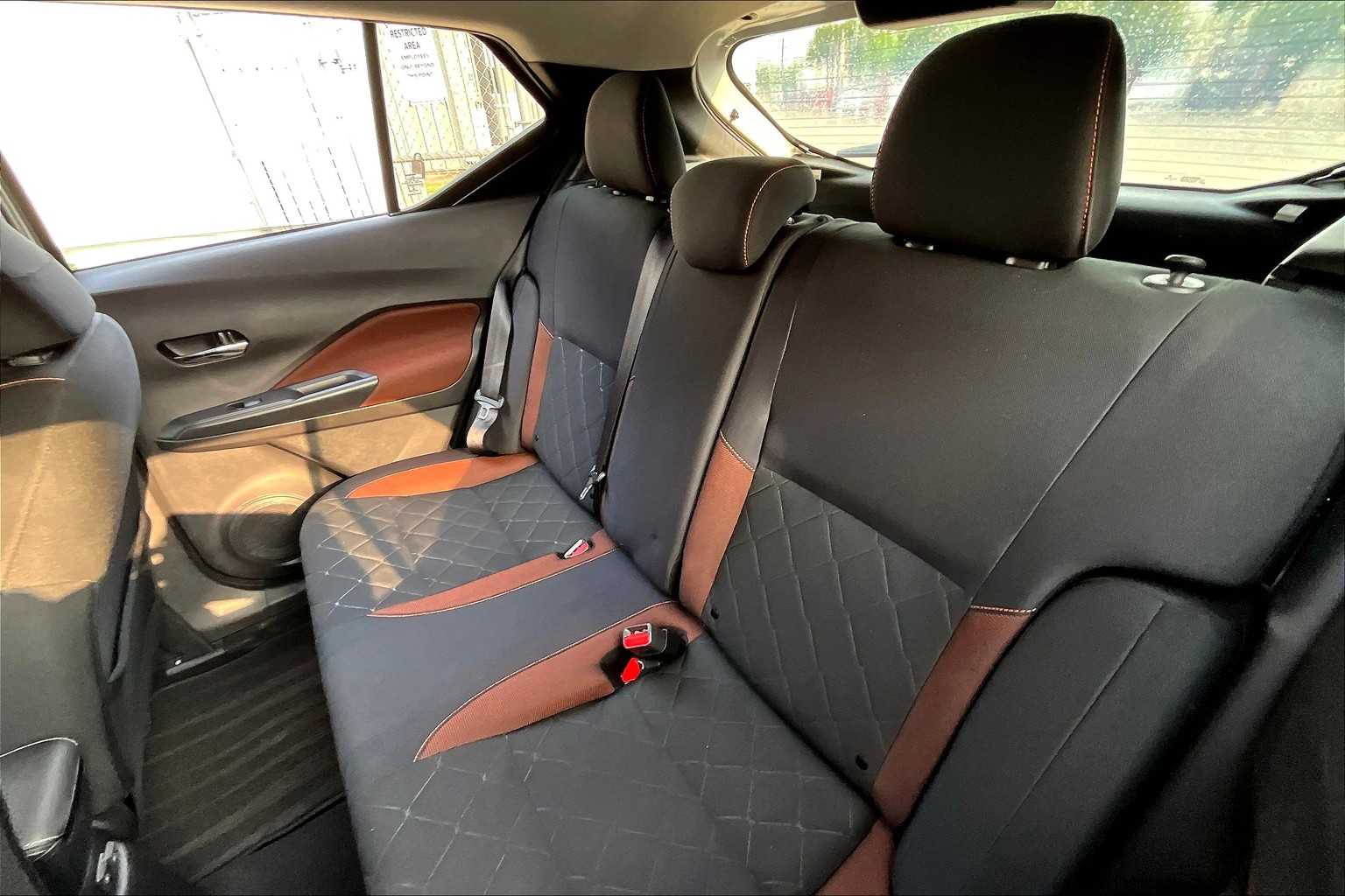 2020 Nissan Kicks SR Aspen White/Super Black at HGreg Houston