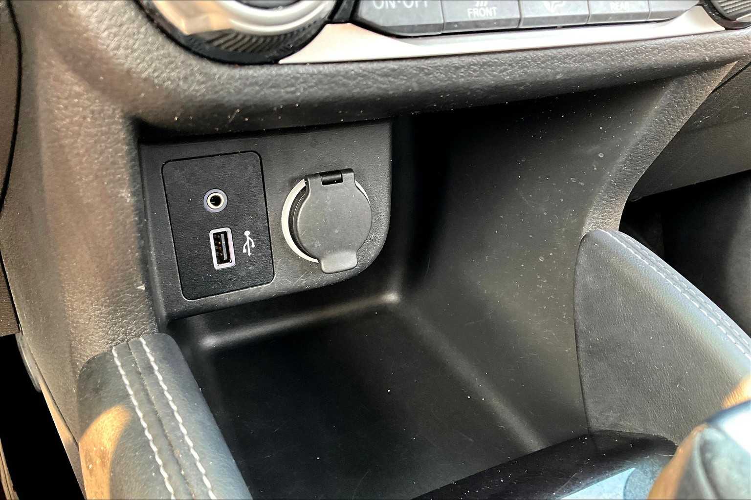 2020 Nissan Kicks SR Aspen White/Super Black at HGreg Houston