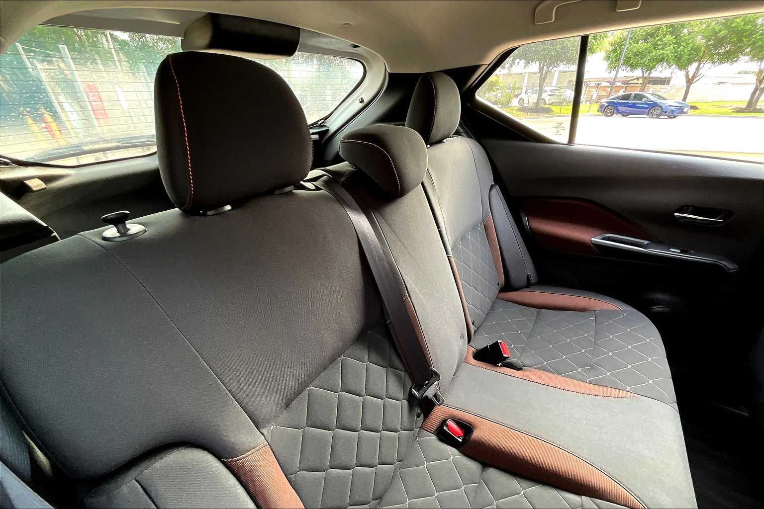 2020 Nissan Kicks SR Aspen White/Super Black at HGreg Houston