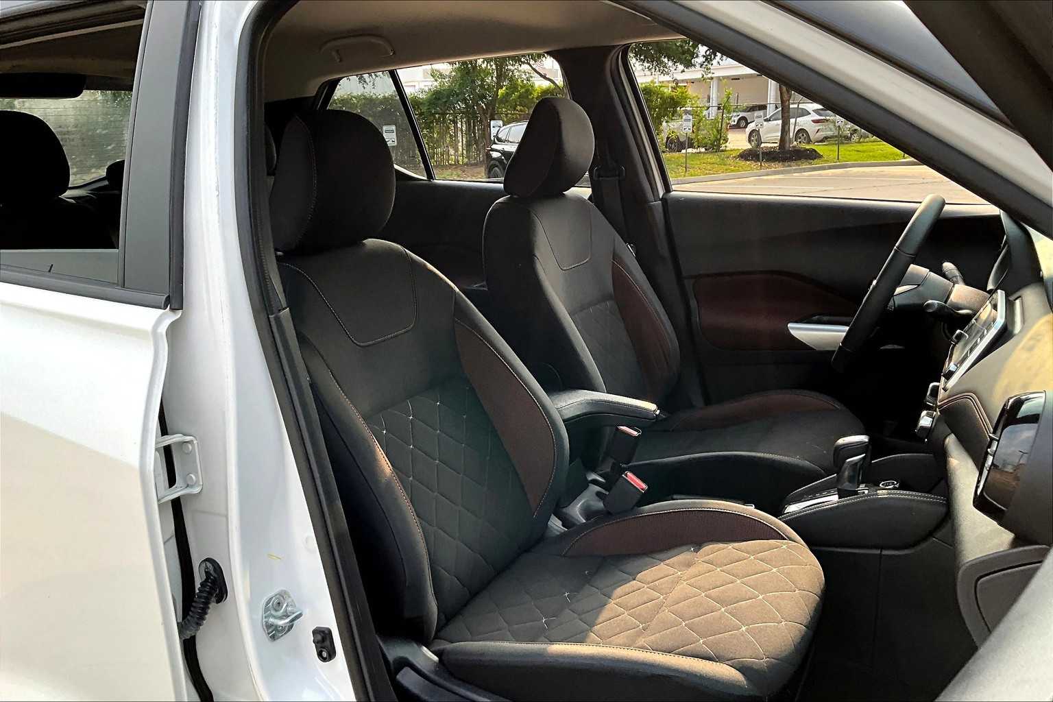 2020 Nissan Kicks SR Aspen White/Super Black at HGreg Houston