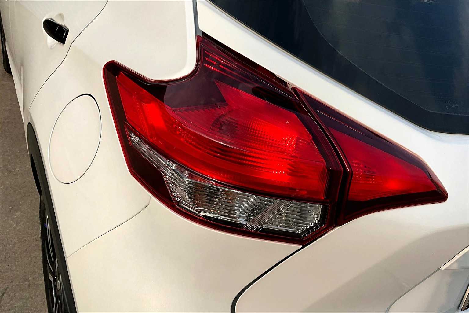 2020 Nissan Kicks SR Aspen White/Super Black at HGreg Houston