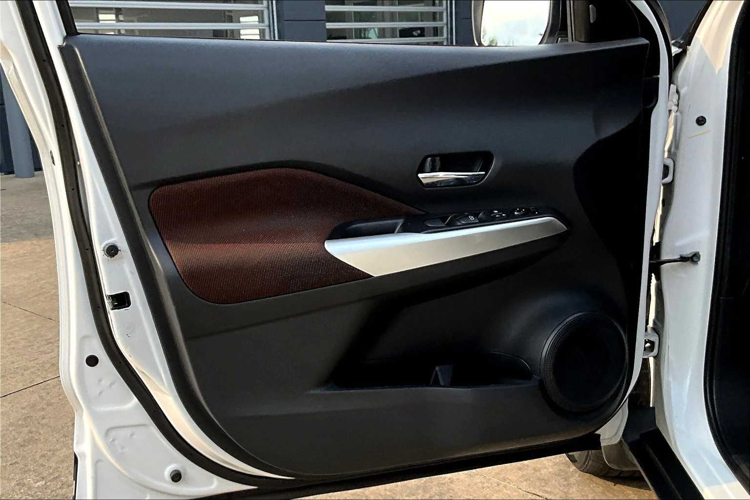 2020 Nissan Kicks SR Aspen White/Super Black at HGreg Houston