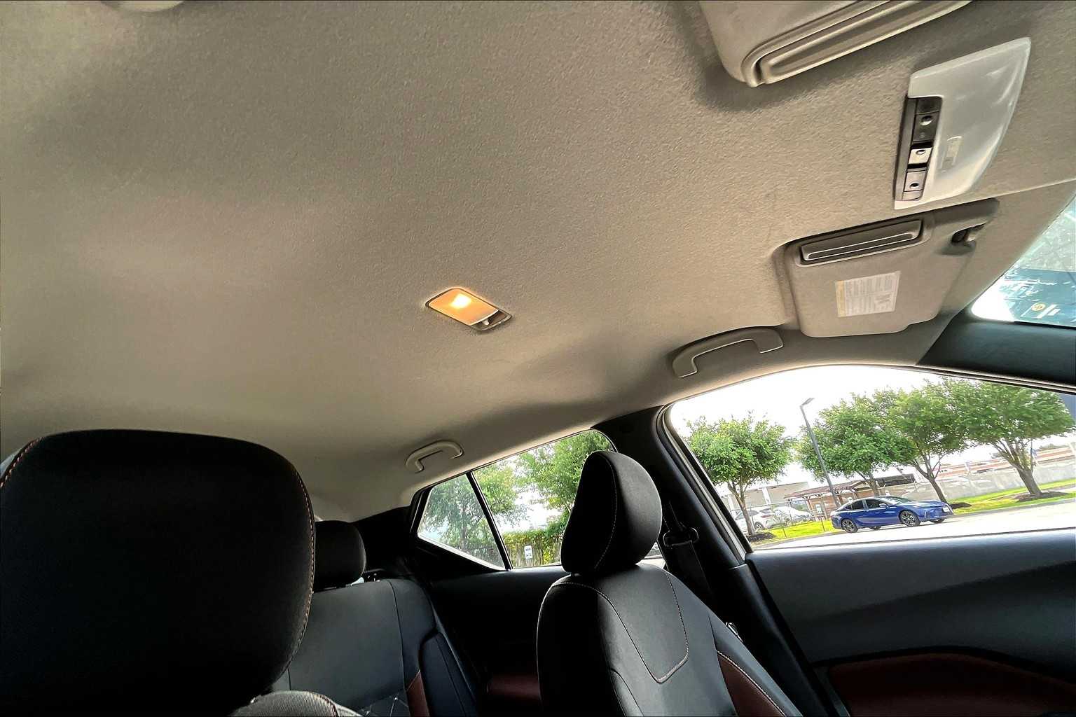 2020 Nissan Kicks SR Aspen White/Super Black at HGreg Houston