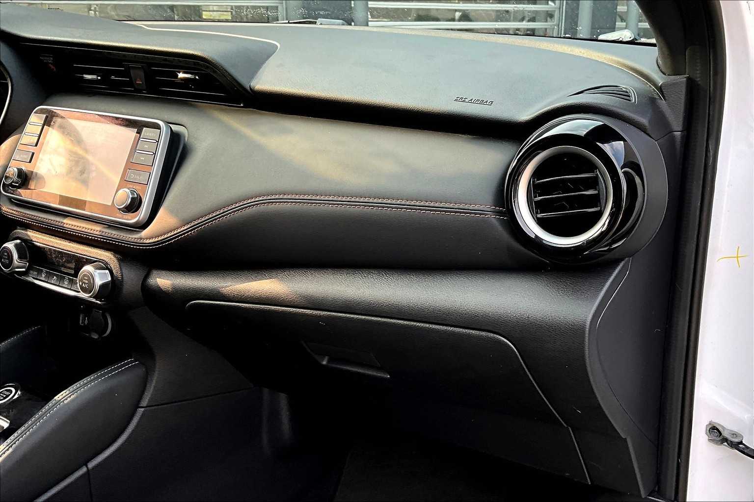 2020 Nissan Kicks SR Aspen White/Super Black at HGreg Houston