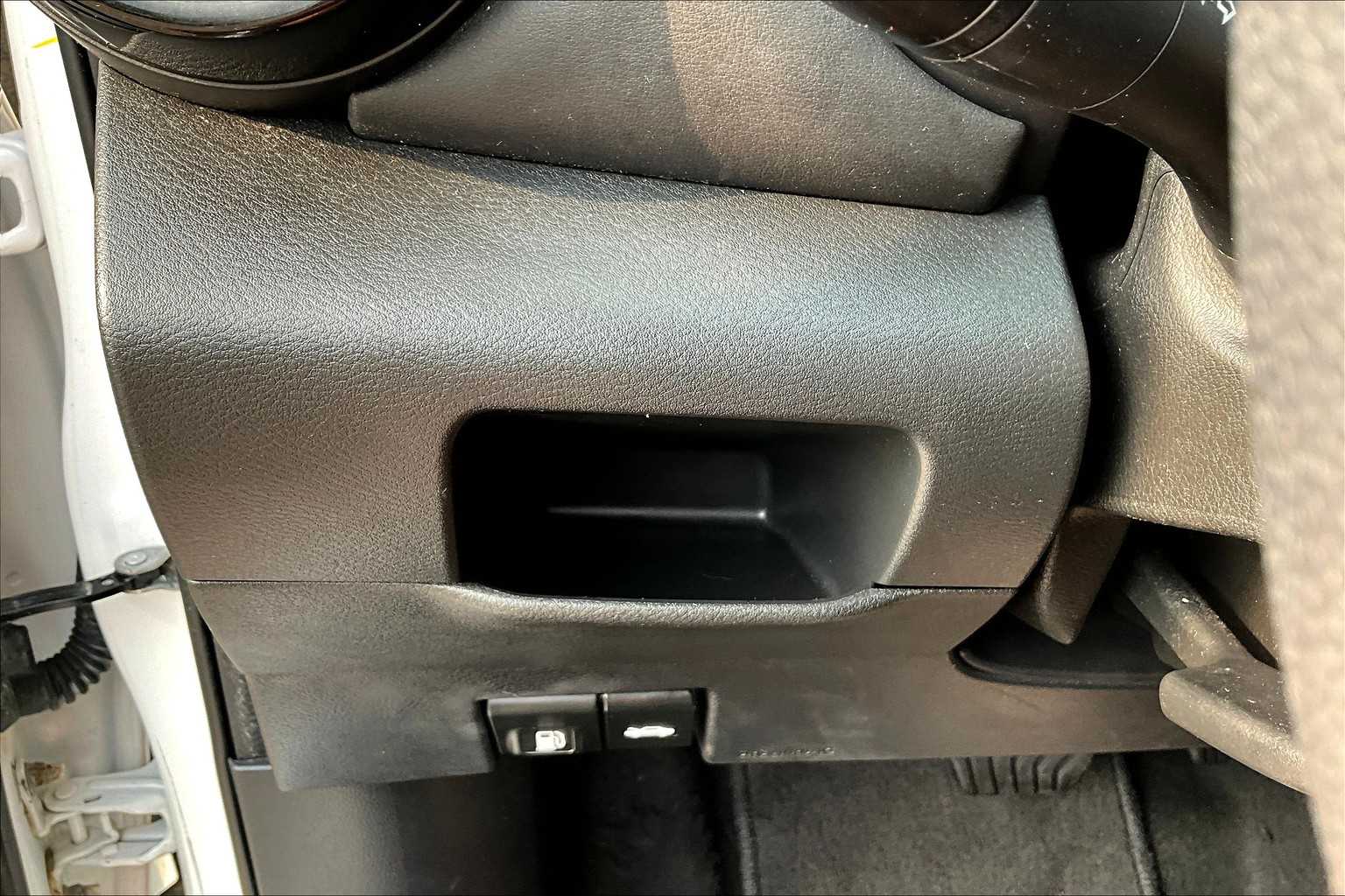 2020 Nissan Kicks SR Aspen White/Super Black at HGreg Houston