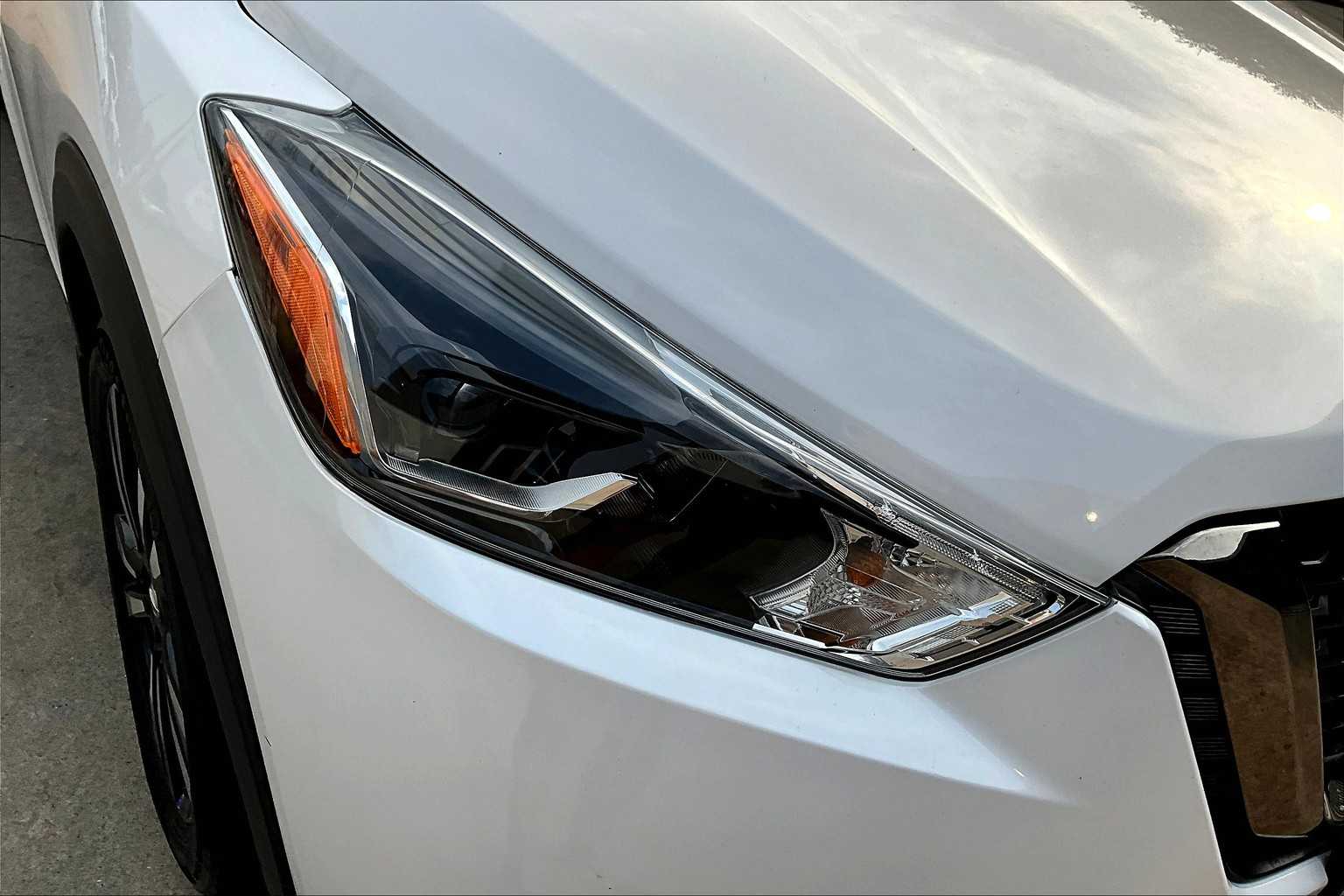 2020 Nissan Kicks SR Aspen White/Super Black at HGreg Houston