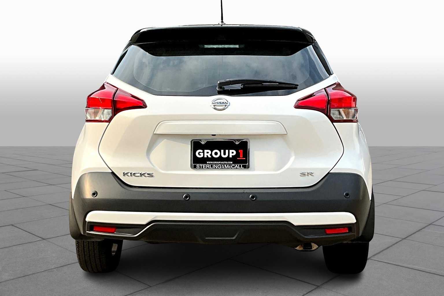 2020 Nissan Kicks SR Aspen White/Super Black at HGreg Houston