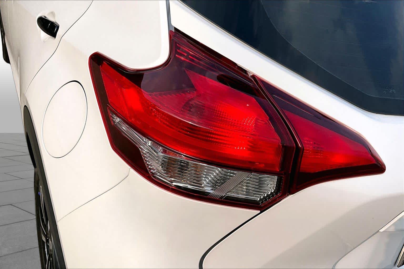 2020 Nissan Kicks SR Aspen White/Super Black at HGreg Houston