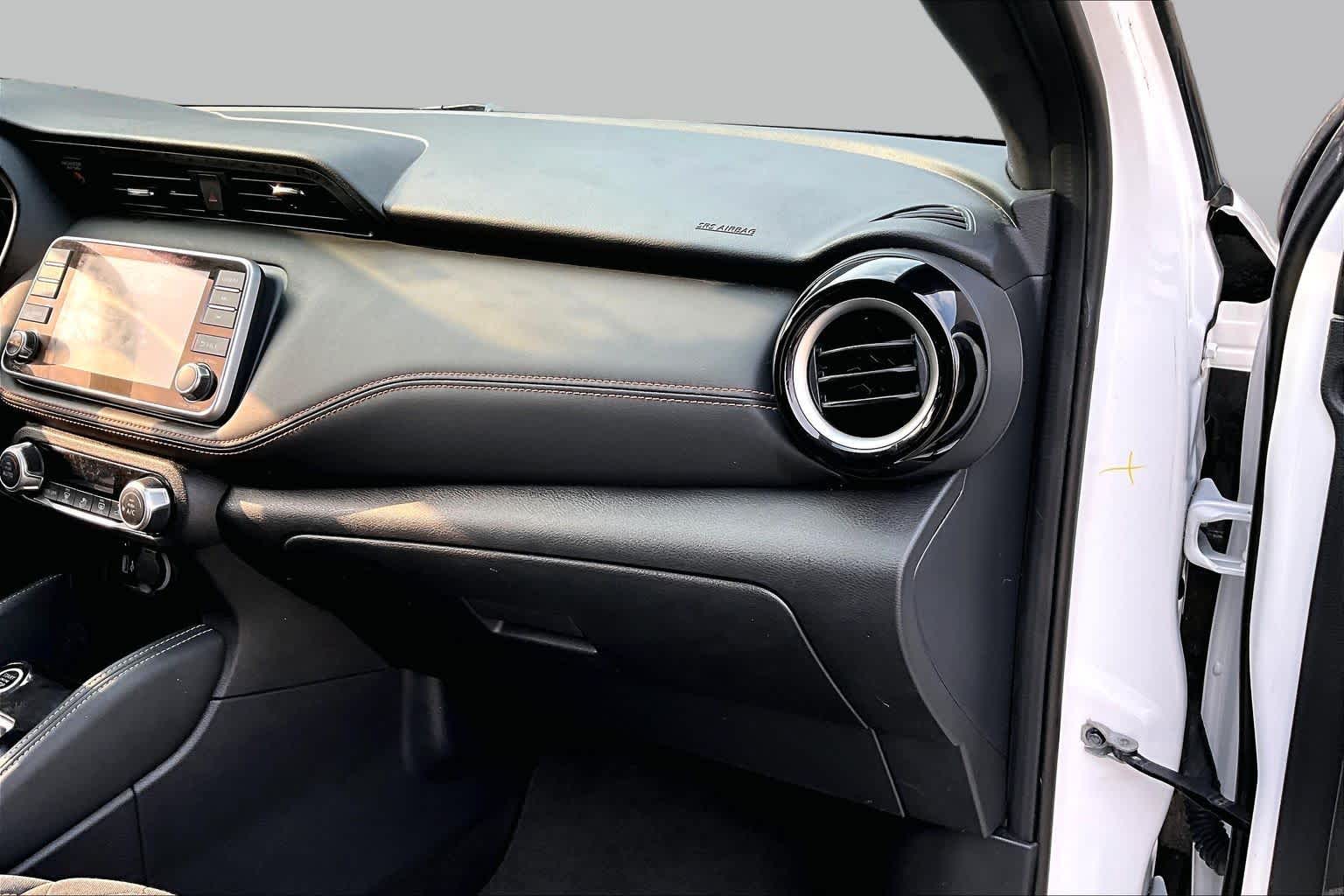 2020 Nissan Kicks SR Aspen White/Super Black at HGreg Houston