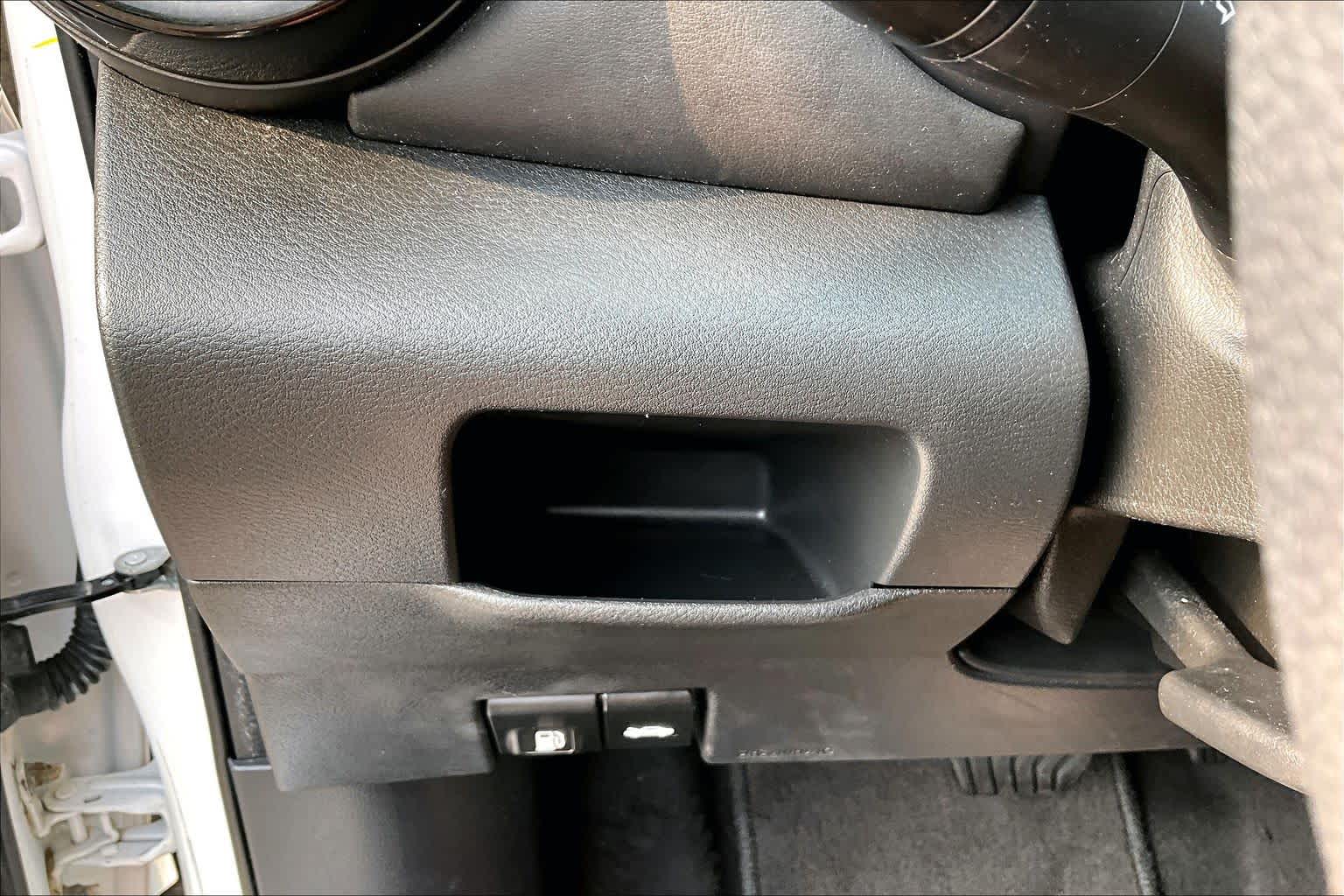 2020 Nissan Kicks SR Aspen White/Super Black at HGreg Houston