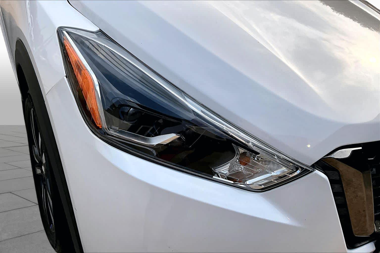 2020 Nissan Kicks SR Aspen White/Super Black at HGreg Houston