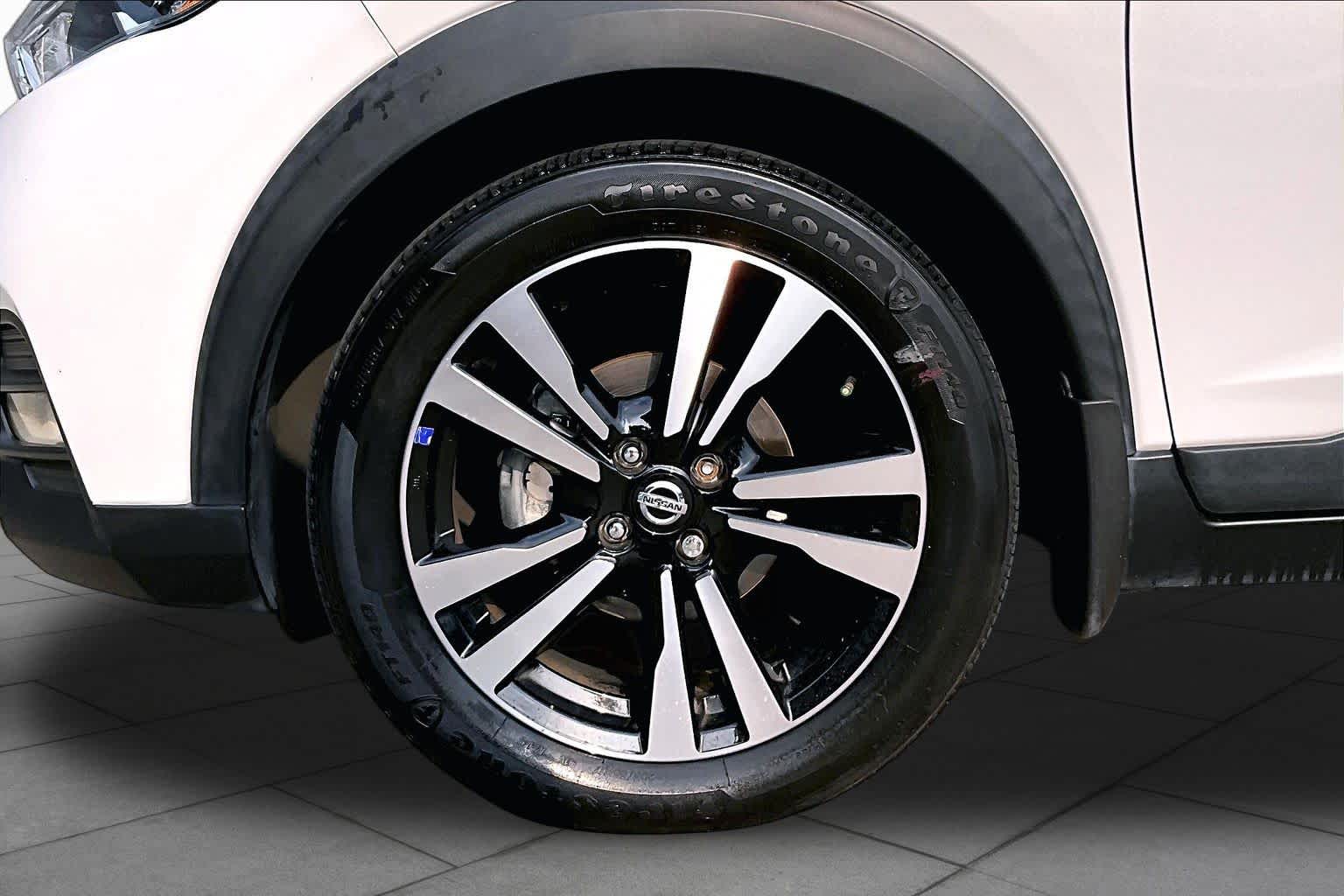 2020 Nissan Kicks SR Aspen White/Super Black at HGreg Houston