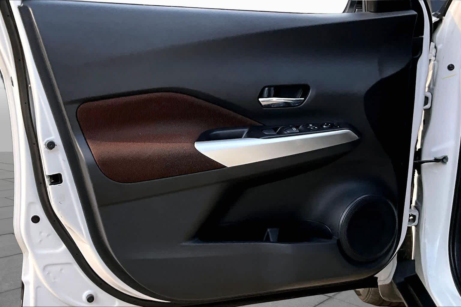 2020 Nissan Kicks SR Aspen White/Super Black at HGreg Houston