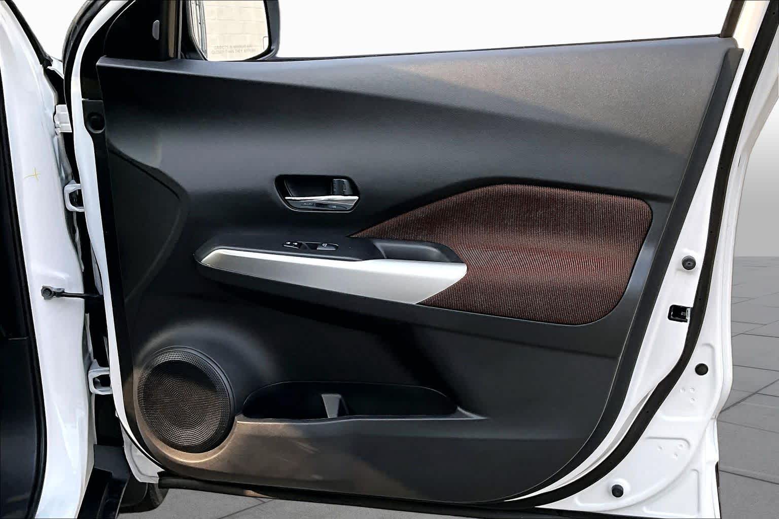 2020 Nissan Kicks SR Aspen White/Super Black at HGreg Houston