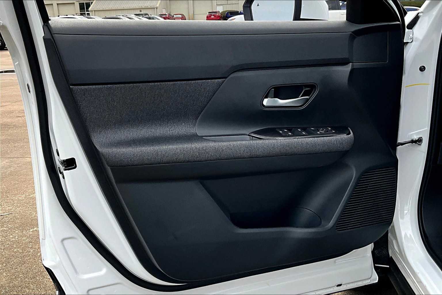 2025 Nissan Kicks photo 16 of 19