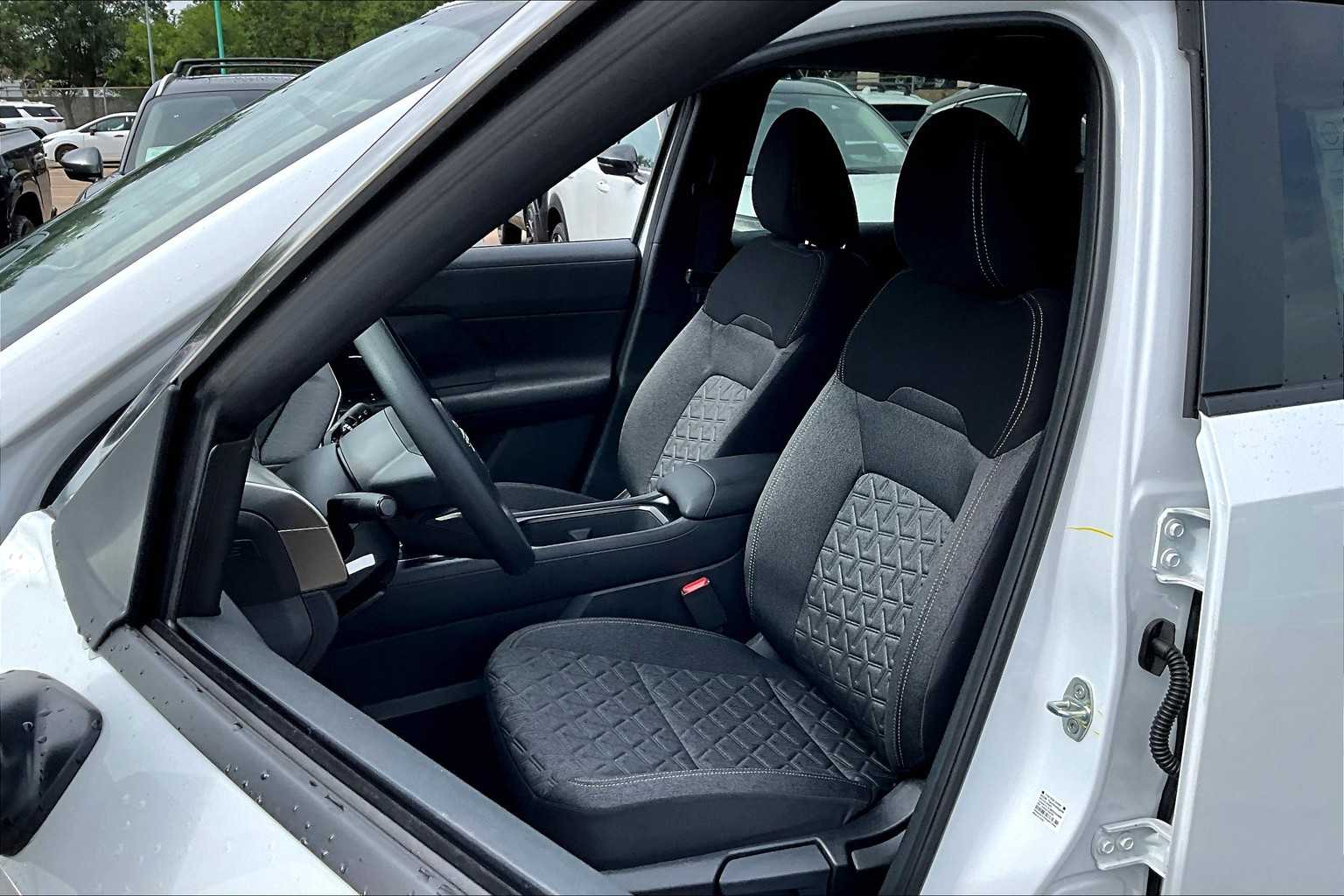 2025 Nissan Kicks photo 18 of 19